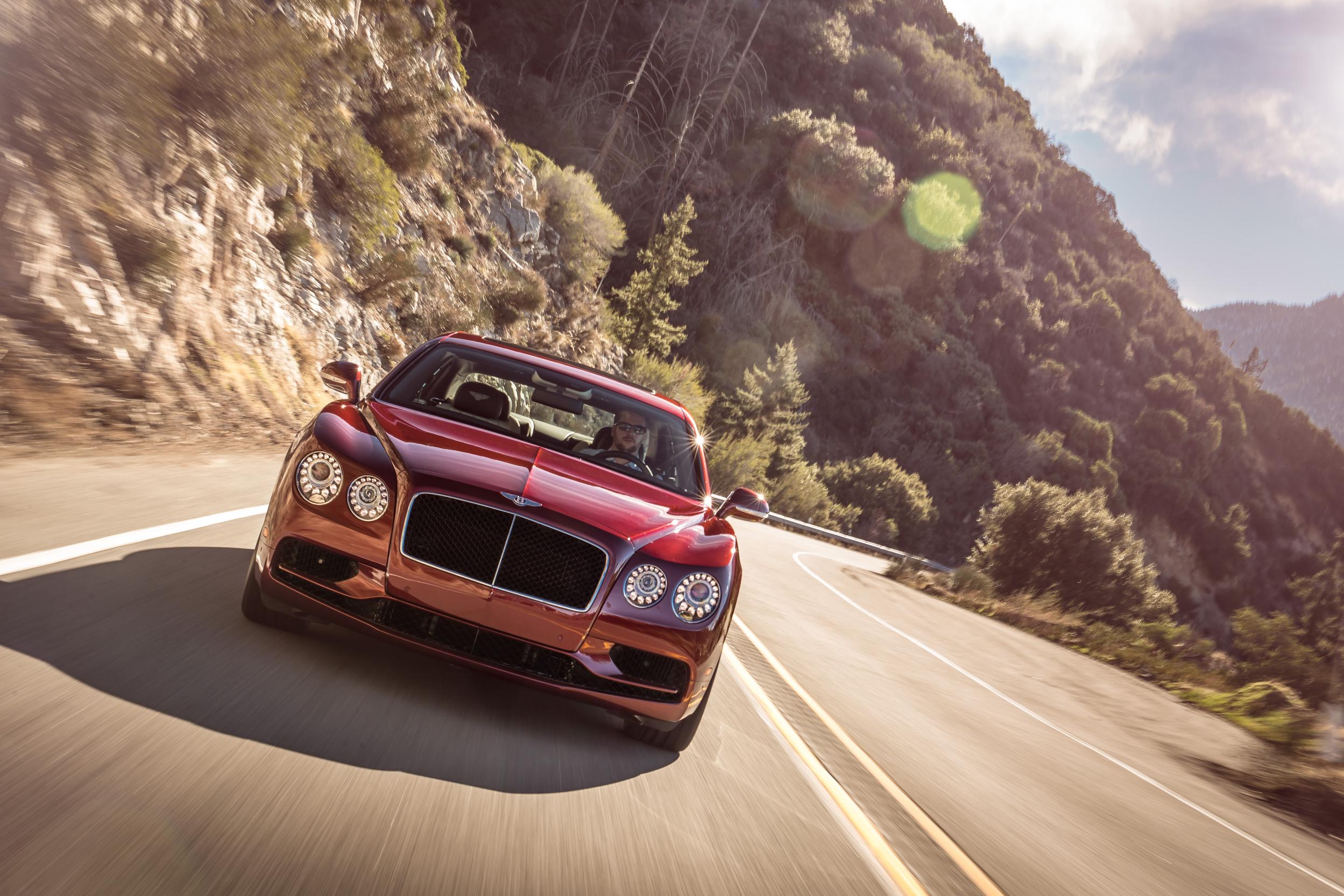 Bentley Flying Spur als V8 S extra sportief. De nieuwe uitvoering presenteert zich op de Autosalon van Geneve.