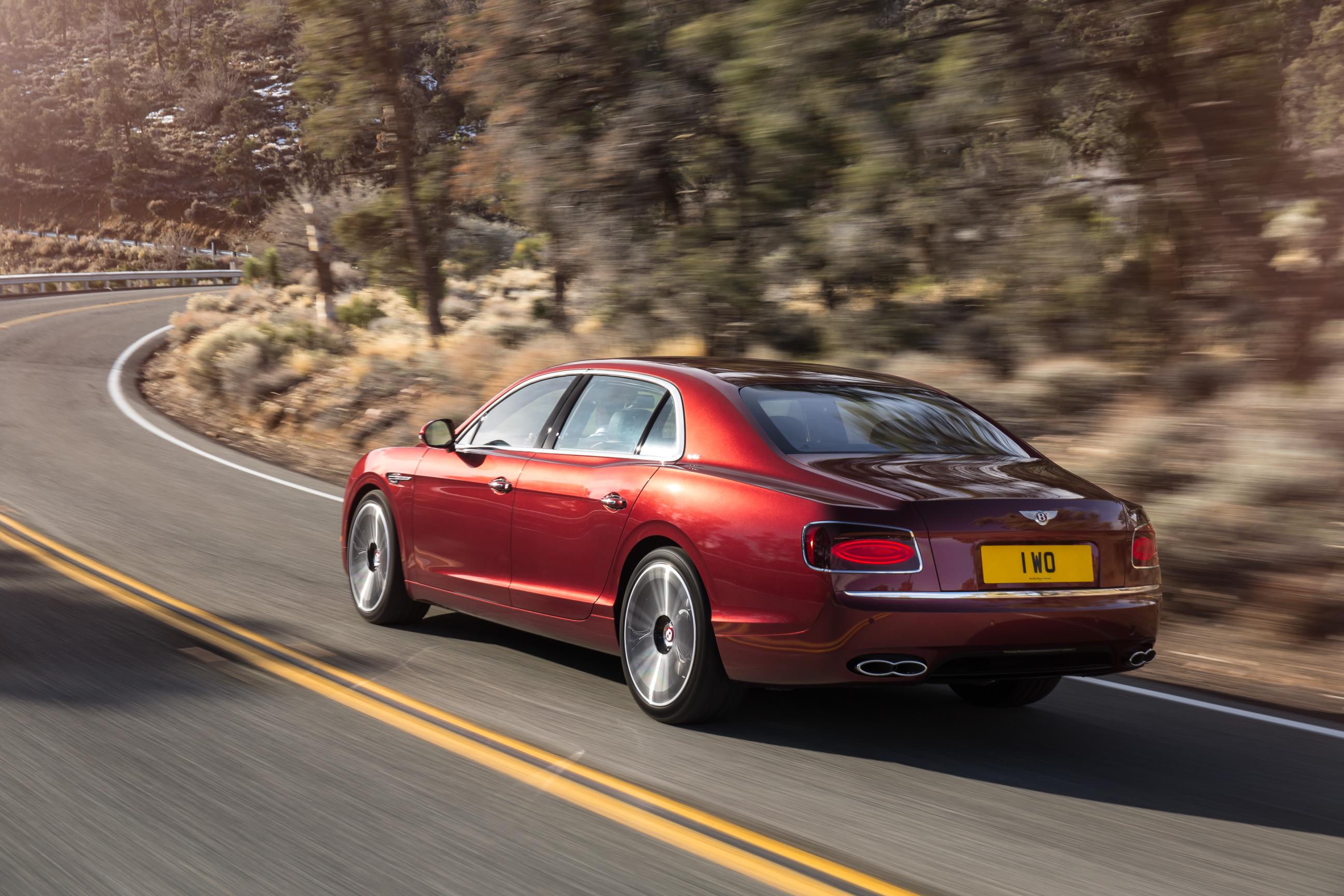 Bentley Flying Spur als V8 S extra sportief. De nieuwe uitvoering presenteert zich op de Autosalon van Geneve.
