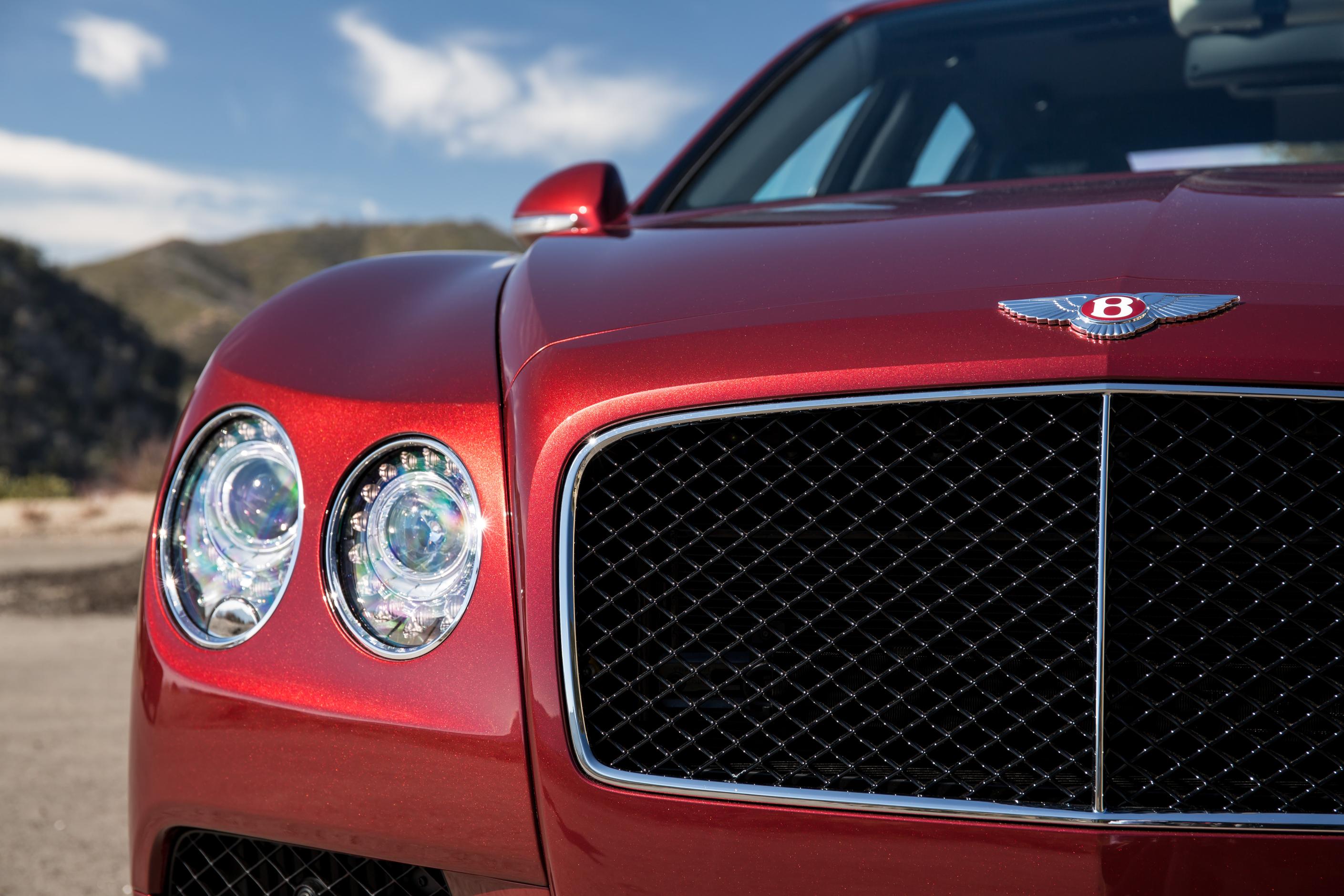 Bentley Flying Spur als V8 S extra sportief. De nieuwe uitvoering presenteert zich op de Autosalon van Geneve.