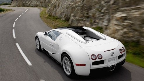 Wil je razendsnel met de wind in de haren van A naar B, en heb je een smak geld beschikbaar? Dan is de Bugatti Veyron Grand Sport het antwoord. Met 1001 pk en een sprint van 0 tot 100 in 2.7 seconden 