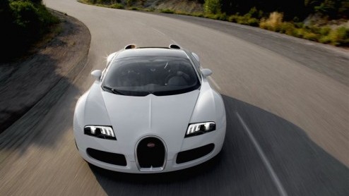 Wil je razendsnel met de wind in de haren van A naar B, en heb je een smak geld beschikbaar? Dan is de Bugatti Veyron Grand Sport het antwoord. Met 1001 pk en een sprint van 0 tot 100 in 2.7 seconden 