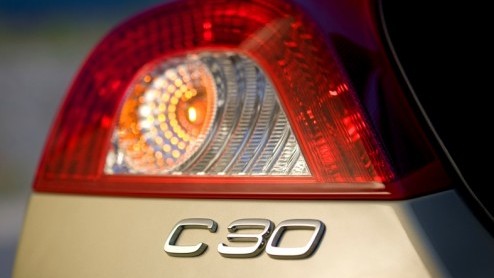 Onder het motto: De auto verdient het! doet Volvo een voorzet met de C30. Het Zweedse merk komt met lager geprijsde en completere uitvoeringen. Zo staat de C30 Advantage vanaf 20.900 euro voor de de