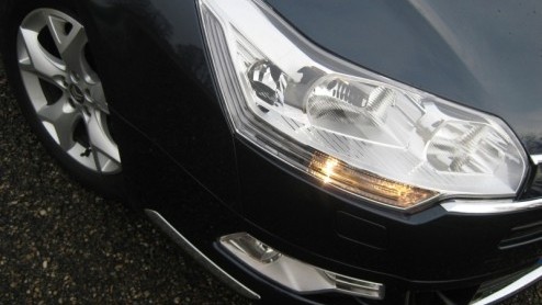 In navolging van de nieuwe Citron C5 is daar ook de Tourer. Net als de Berline oogt de stationwagon wat Duitser en klimt hij zichtbaar op de degelijkheidsladder. Bij onze log maakte het traditione