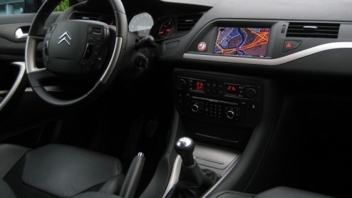 In navolging van de nieuwe Citron C5 is daar ook de Tourer. Net als de Berline oogt de stationwagon wat Duitser en klimt hij zichtbaar op de degelijkheidsladder. Bij onze log maakte het traditione