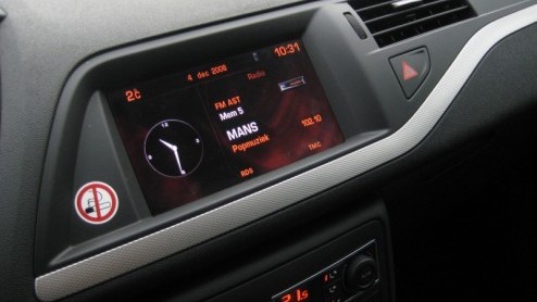 In navolging van de nieuwe Citron C5 is daar ook de Tourer. Net als de Berline oogt de stationwagon wat Duitser en klimt hij zichtbaar op de degelijkheidsladder. Bij onze log maakte het traditione