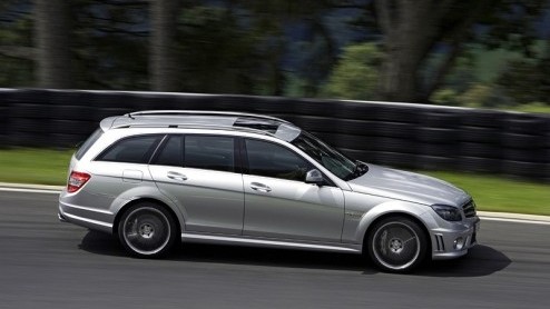 We hadden m al gespot in camouflagepak, maar nu is hij er in vol ornaat. De nieuwe Mercedes C 63 AMG Estate staat in de startblokken. Zijn 6.2 liter V8 en agressieve voorkomen maken m een echt beest