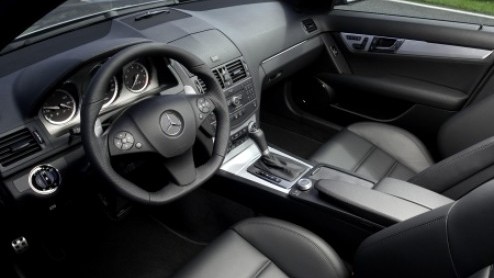 We hadden m al gespot in camouflagepak, maar nu is hij er in vol ornaat. De nieuwe Mercedes C 63 AMG Estate staat in de startblokken. Zijn 6.2 liter V8 en agressieve voorkomen maken m een echt beest