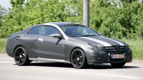 Het rijdende bewijs dat Mercedes de CLK in een geheel nieuwe jas steekt, zagen we al op de spy video van vorige week. Vandaag is er nog extra beeldmateriaal op de burelen gerold. De nieuwe Mercedes CL