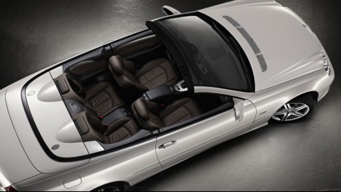 Mercedes-Benz laat de CLK-Klasse nog even opbloeien en komt met de Grand Edition. Deze speciale uitvoering, leverbaar als coupe en cabriolet, is voorzien van sportieve AMG-stylingelementen en schitter