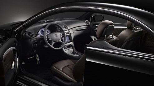 Mercedes-Benz laat de CLK-Klasse nog even opbloeien en komt met de Grand Edition. Deze speciale uitvoering, leverbaar als coupe en cabriolet, is voorzien van sportieve AMG-stylingelementen en schitter