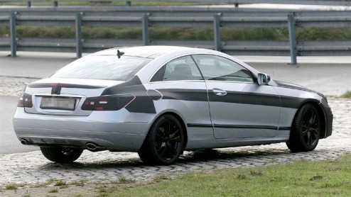 Dit is de nieuwe Mercedes CLK! De nieuwe generatie  die wordt omgedoopt tot E-Klasse Coupe  werd tijdens testwerkzaamheden opgemerkt door onze fotograaf. Een belangrijke koerswijziging voor het mode
