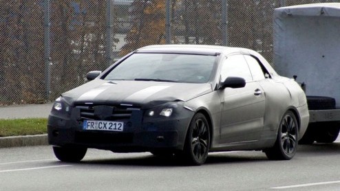 De nieuwe Mercedes CLK staat op stapel en wordt opnieuw leverbaar als coupe en cabriolet, onder de naam E-Klasse. Deze laatste variant werd opnieuw gesignaleerd. Bijzonder is dat het doorgaans juist z