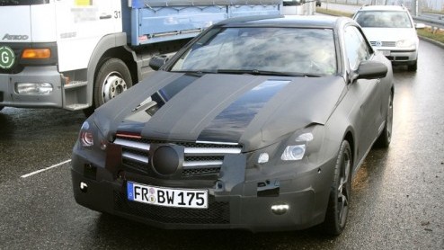 Dit is de nieuwe Mercedes CLK! De nieuwe generatie  die wordt omgedoopt tot E-Klasse Coupe  werd tijdens testwerkzaamheden opgemerkt door onze fotograaf. Een belangrijke koerswijziging voor het mode