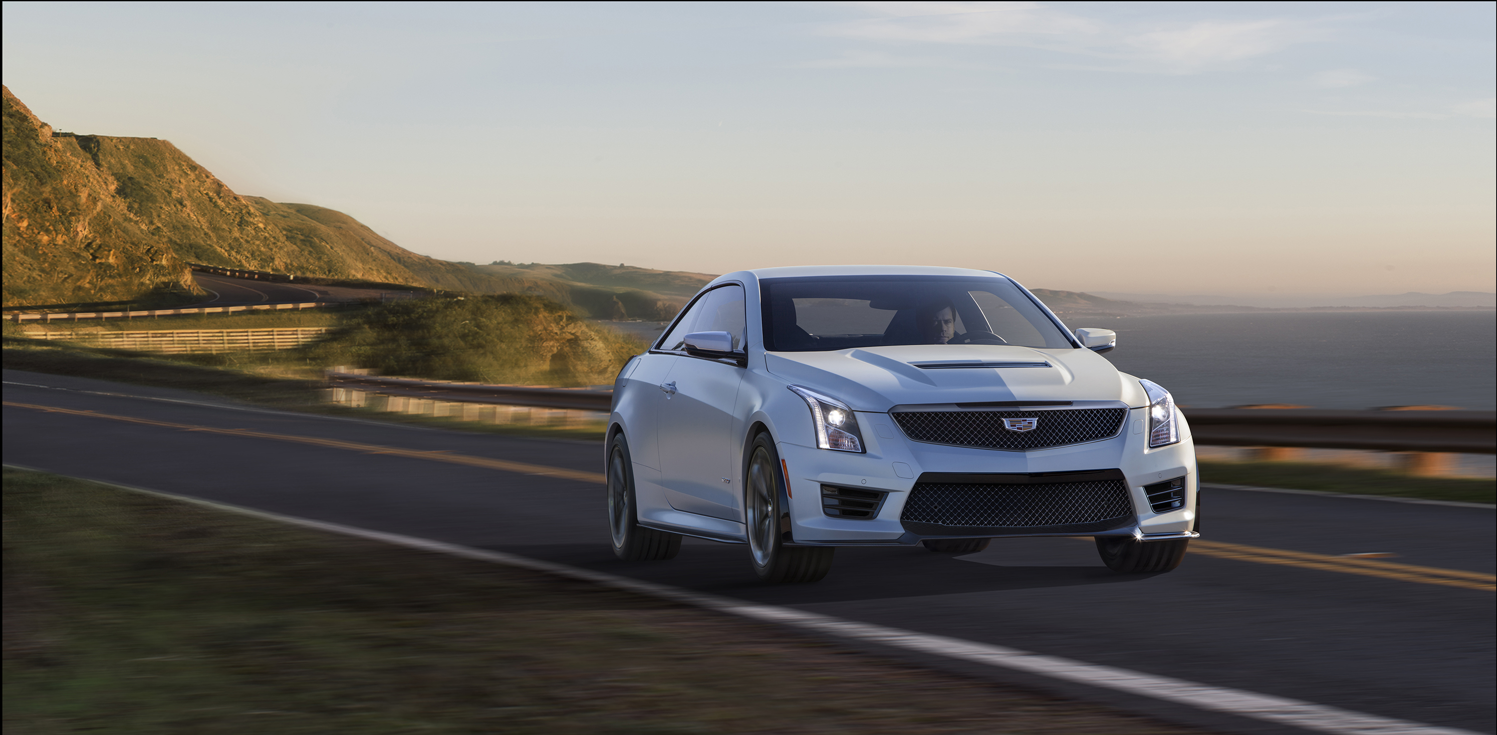 Cadillac neemt brandstofbesparende maatregelen met de introductie van stop/start-techniek, cilinderuitschakeling en een nieuwe achttrapsautomaat.