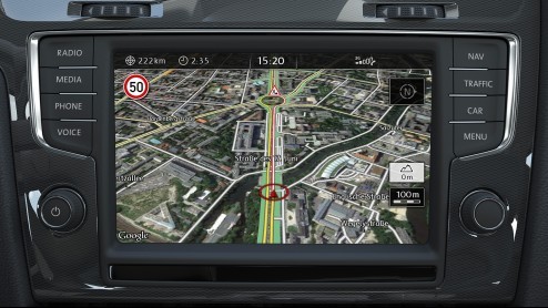 De Volkswagen Car-Net online diensten, bekend van de Golf GTI en GTD, zijn nu beschikbaar voor de complete Golf-range. Dat betekent real-time verkeersinformatie, Google Street View en Google Earth.