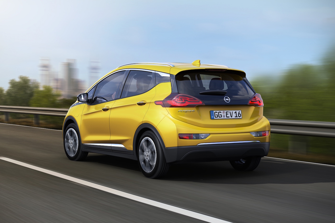 Met de Opel Ampera-e heeft Opel vanaf 2017 een volledig elektrische auto met vijf zitplaatsen in het gamma. De Ampera-e is gebaseerd op de Chevrolet Bolt en heeft ruim 300 kilometer actieradius.