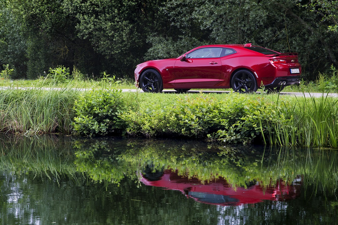 Chevrolet biedt ook een viercilinderversie van de Camaro, waarmee de auto in Nederland relatief betaalbaar wordt. Hoe bevalt die? Een rijtest!