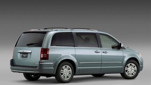 Er zijn weer fotos uitgelekt en natuurlijk is het niet de bedoeling dat deze geplaatst worden. Hier is de nieuwe MPV van Chrysler, de Voyager.