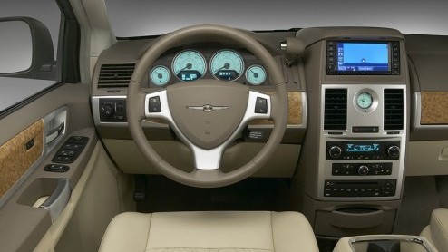 Er zijn weer fotos uitgelekt en natuurlijk is het niet de bedoeling dat deze geplaatst worden. Hier is de nieuwe MPV van Chrysler, de Voyager.
