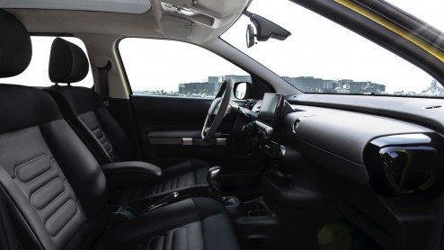 Rijtest Citron C4 Cactus 1.2 PureTech 110 en e-HDi 90. De nieuwe crossover van Citron laat zien hoe vernieuwing leidt tot een eigenzinnige details, een lager gewicht en een gunstige prijs.