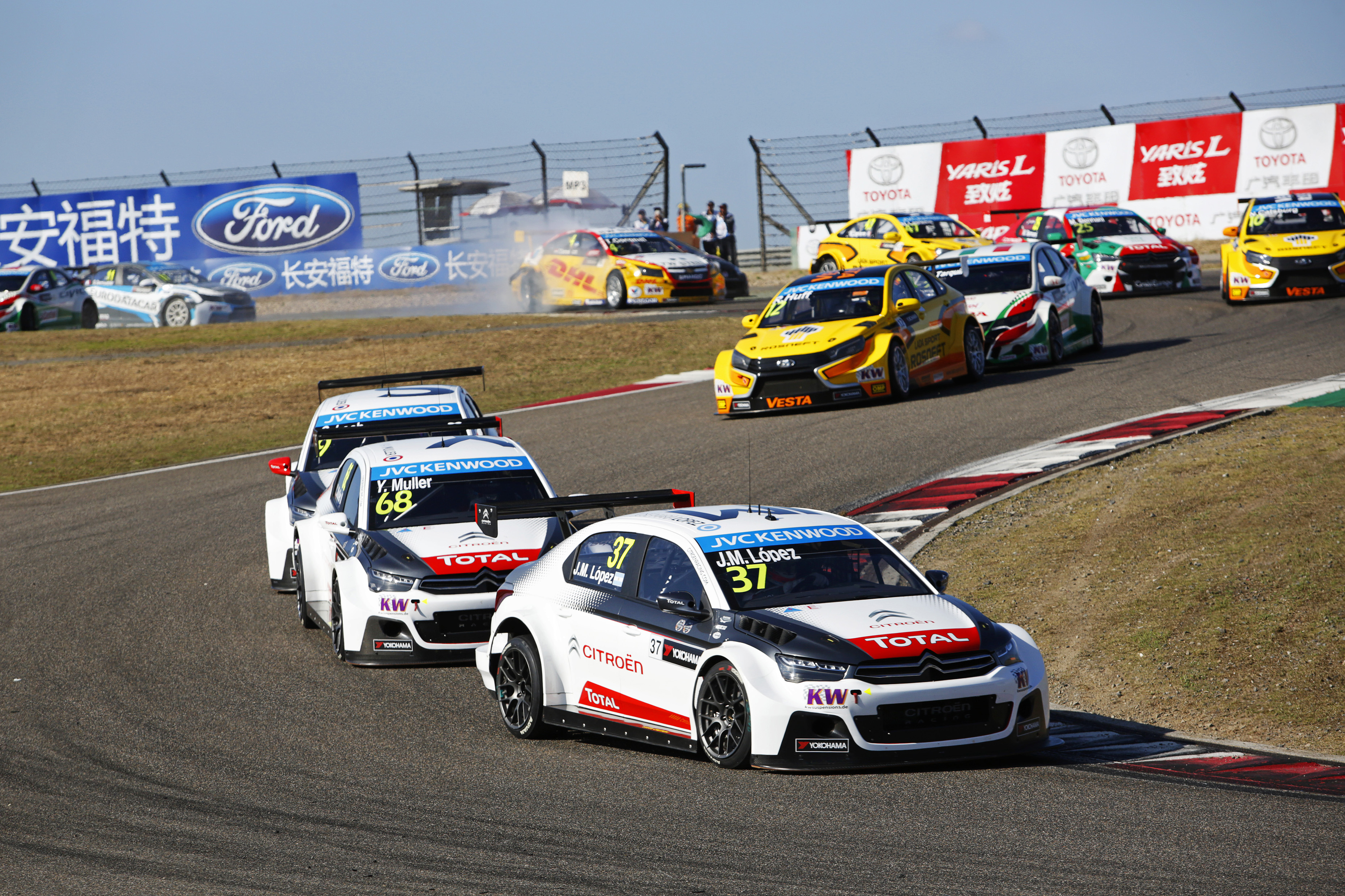 Citro?n was afgelopen weekend in Shanghai weer dominant. Het team deed er alles aan om voor het tweede jaar op rij de titel in het FIA WTCC-kampioenschap te pakken. Dat is gelukt.