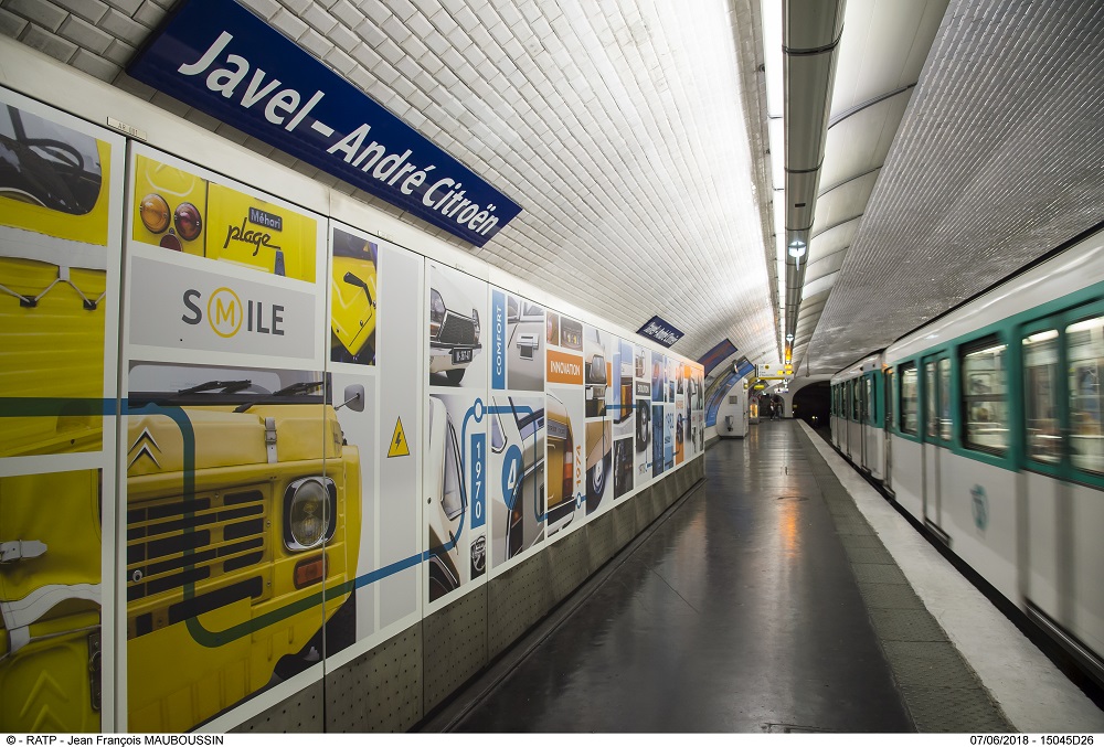 Het metrostation Javel - Andr Citron biedt reizigers een complete tijdlijn van de historie van het merk.