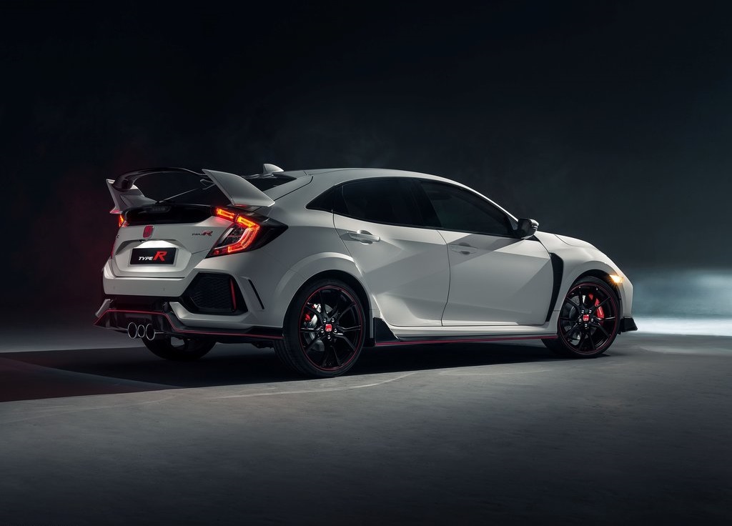 Honda presenteert de nieuwe Civic in zijn wildste uitdossing: de Type R. De productieversie van de auto blijkt maar weinig af te wijken van het eerder getoonde prototype.