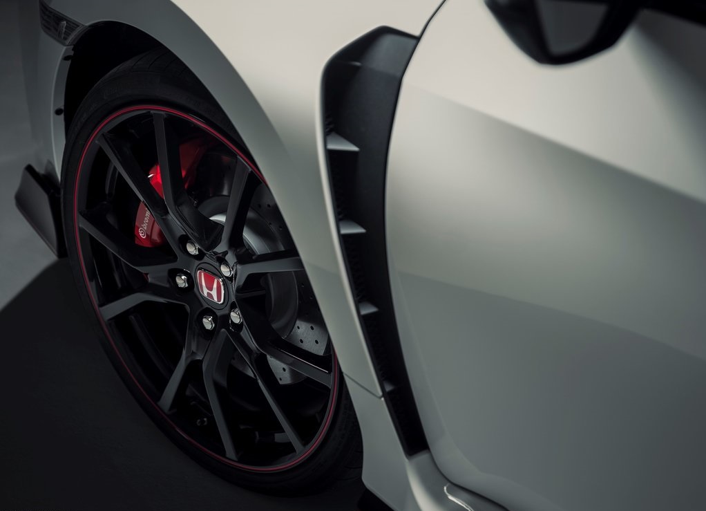 Honda presenteert de nieuwe Civic in zijn wildste uitdossing: de Type R. De productieversie van de auto blijkt maar weinig af te wijken van het eerder getoonde prototype.