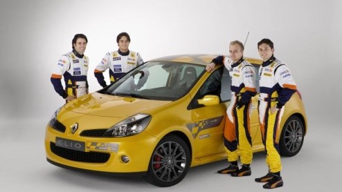 Gisteren is de Formule 1 bolide van Renault in ons eigen Amsterdam gepresenteerd. Tegelijkertijd heeft Renault een actie model van de Clio gelanceerd die op het Formule 1 team gebaseerd is.
