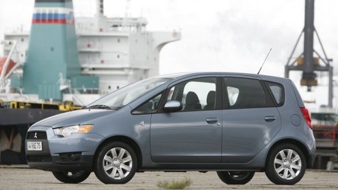 Er werd nogal geheimzinnig over gedaan, maar daar is hij dan; de vernieuwde Colt. Niet te missen is zijn nieuwe familiegezicht, gebaseerd op de Lancer. De diesels zegt het merk vaarwel, wel komen er e