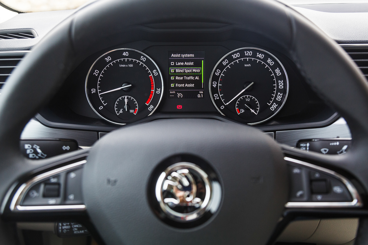 Autotest nieuwe Skoda Superb. In deze rijtest voelen we de nieuwe Skoda Superb aan de tand die in mei 2015 op de markt komt en later als Combi in Nederland verschijnt.
