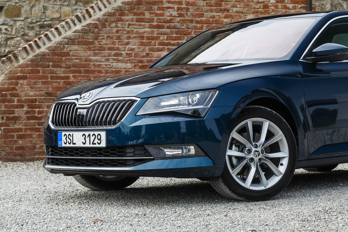 Autotest nieuwe Skoda Superb. In deze rijtest voelen we de nieuwe Skoda Superb aan de tand die in mei 2015 op de markt komt en later als Combi in Nederland verschijnt.