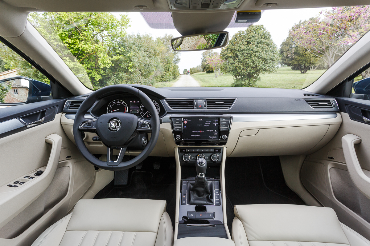Autotest nieuwe Skoda Superb. In deze rijtest voelen we de nieuwe Skoda Superb aan de tand die in mei 2015 op de markt komt en later als Combi in Nederland verschijnt.