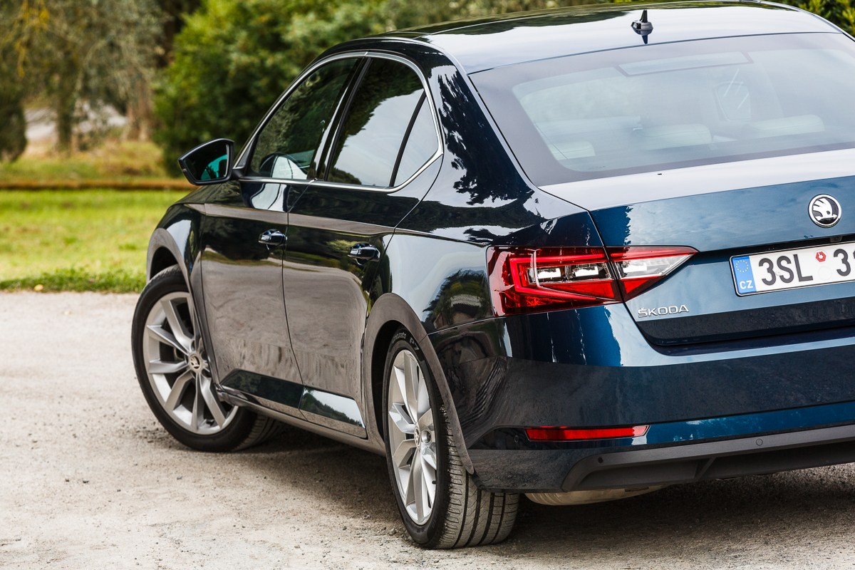 Autotest nieuwe Skoda Superb. In deze rijtest voelen we de nieuwe Skoda Superb aan de tand die in mei 2015 op de markt komt en later als Combi in Nederland verschijnt.