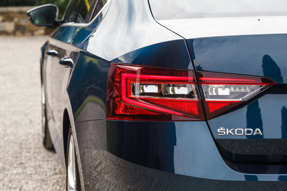 Autotest nieuwe Skoda Superb. In deze rijtest voelen we de nieuwe Skoda Superb aan de tand die in mei 2015 op de markt komt en later als Combi in Nederland verschijnt.