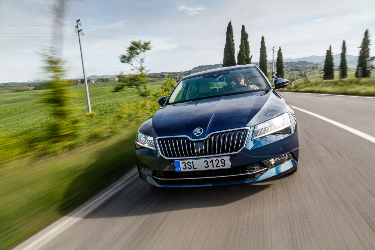 Autotest nieuwe Skoda Superb. In deze rijtest voelen we de nieuwe Skoda Superb aan de tand die in mei 2015 op de markt komt en later als Combi in Nederland verschijnt.