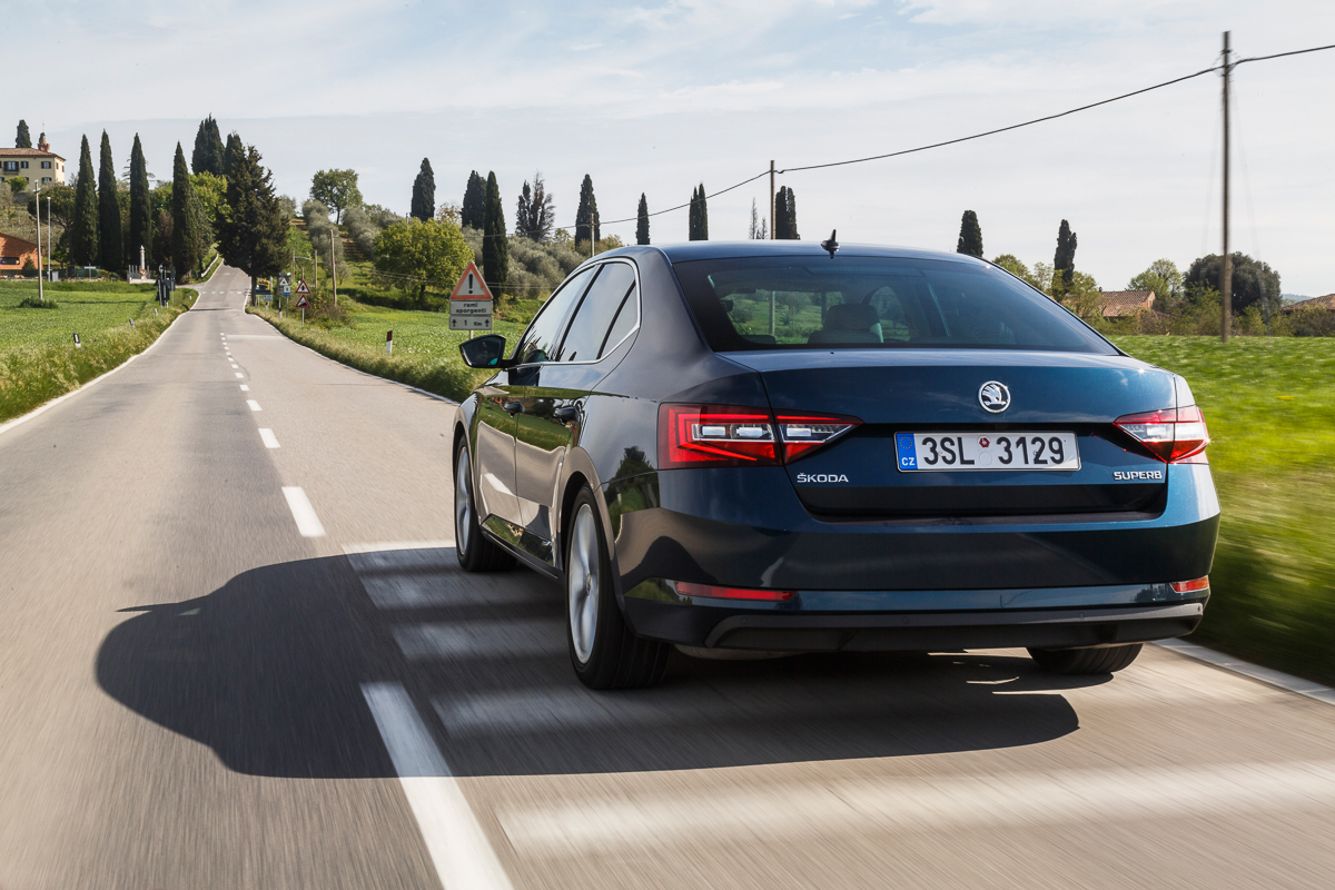 Autotest nieuwe Skoda Superb. In deze rijtest voelen we de nieuwe Skoda Superb aan de tand die in mei 2015 op de markt komt en later als Combi in Nederland verschijnt.