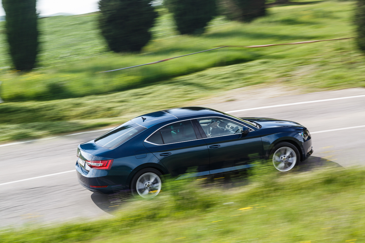 Autotest nieuwe Skoda Superb. In deze rijtest voelen we de nieuwe Skoda Superb aan de tand die in mei 2015 op de markt komt en later als Combi in Nederland verschijnt.