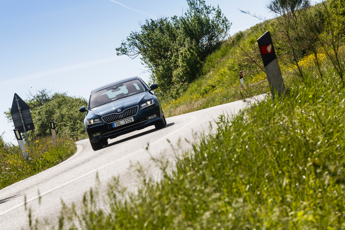 Autotest nieuwe Skoda Superb. In deze rijtest voelen we de nieuwe Skoda Superb aan de tand die in mei 2015 op de markt komt en later als Combi in Nederland verschijnt.