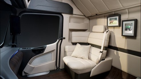 Mercedes-Benz 2025 Future Truck is een zelfrijdende vrachtwagen met een comfortabel interieur voor de trucker.