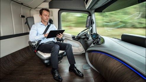 Mercedes-Benz 2025 Future Truck is een zelfrijdende vrachtwagen met een comfortabel interieur voor de trucker.