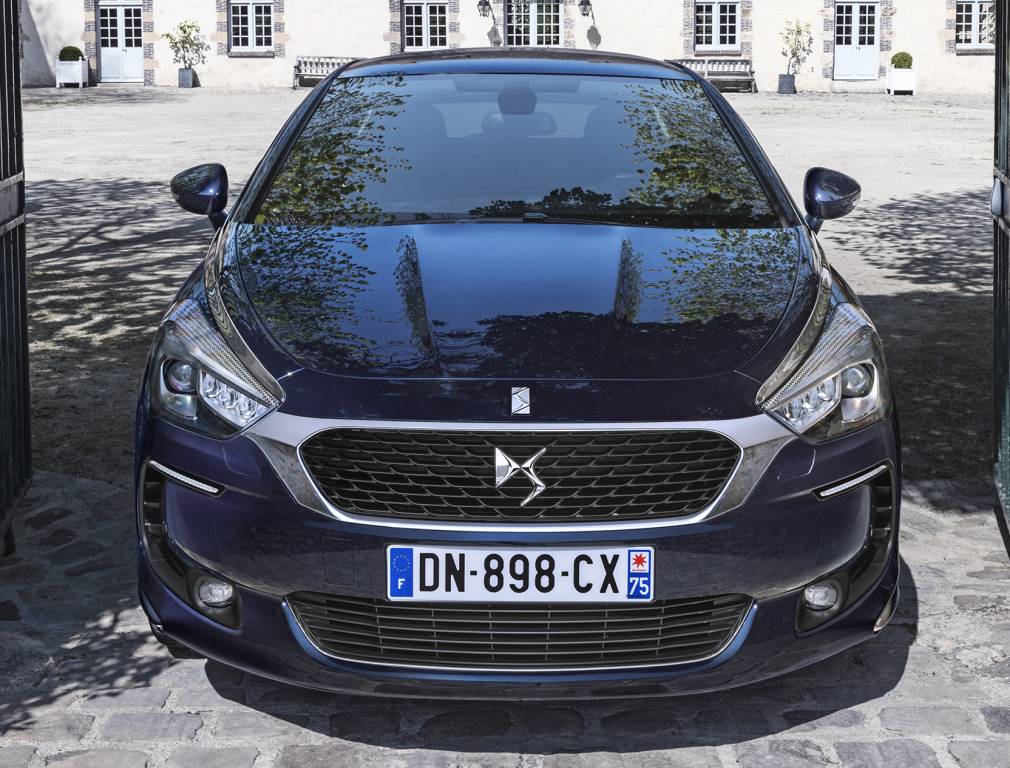 Autotest nieuwe DS5, het faceliftmodel van de Citro?n DS 5. We rijden de Fransoos met de BlueHDi 180 inclusief automaat en dat is een heerlijkheid.