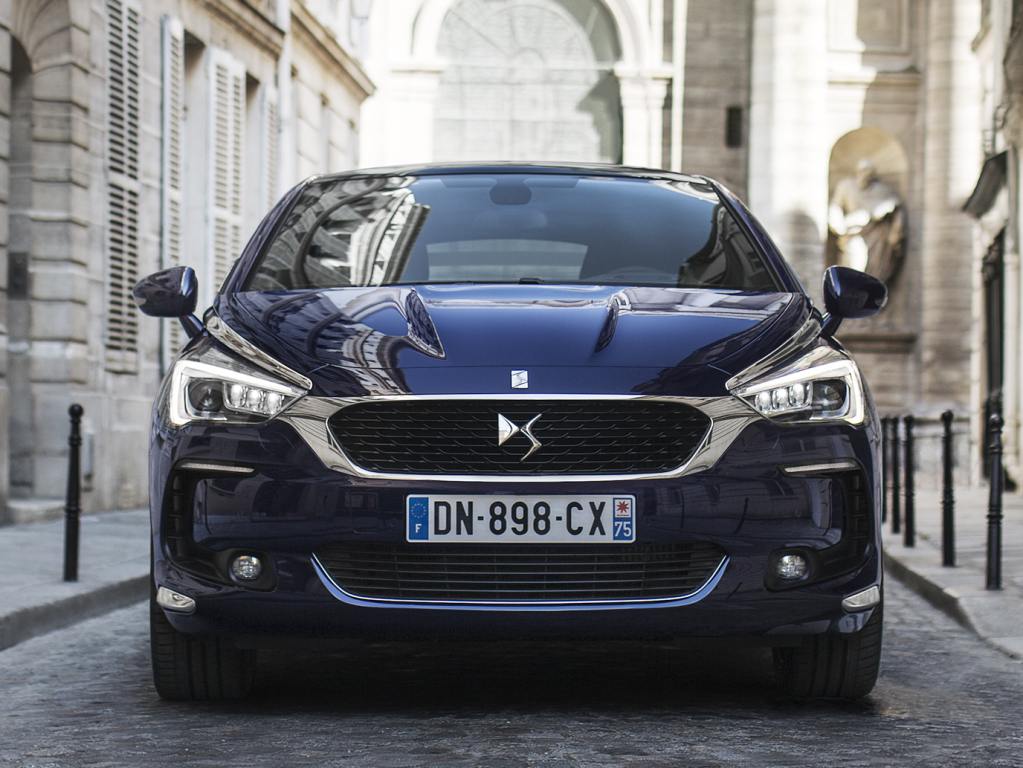 Autotest nieuwe DS5, het faceliftmodel van de Citro?n DS 5. We rijden de Fransoos met de BlueHDi 180 inclusief automaat en dat is een heerlijkheid.