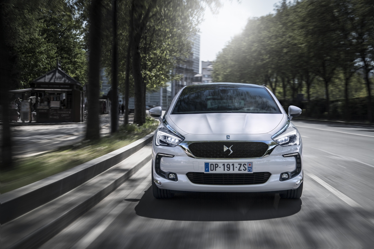 Autotest nieuwe DS5, het faceliftmodel van de Citro?n DS 5. We rijden de Fransoos met de BlueHDi 180 inclusief automaat en dat is een heerlijkheid.