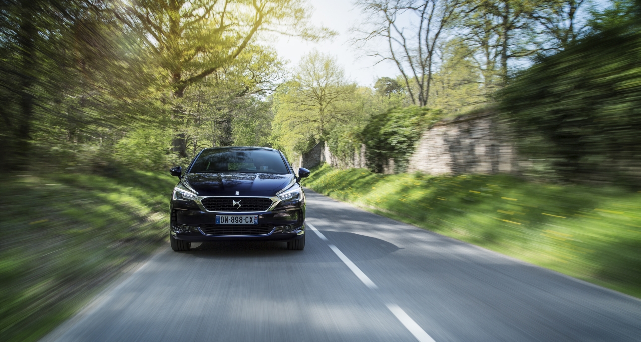 Autotest nieuwe DS5, het faceliftmodel van de Citro?n DS 5. We rijden de Fransoos met de BlueHDi 180 inclusief automaat en dat is een heerlijkheid.