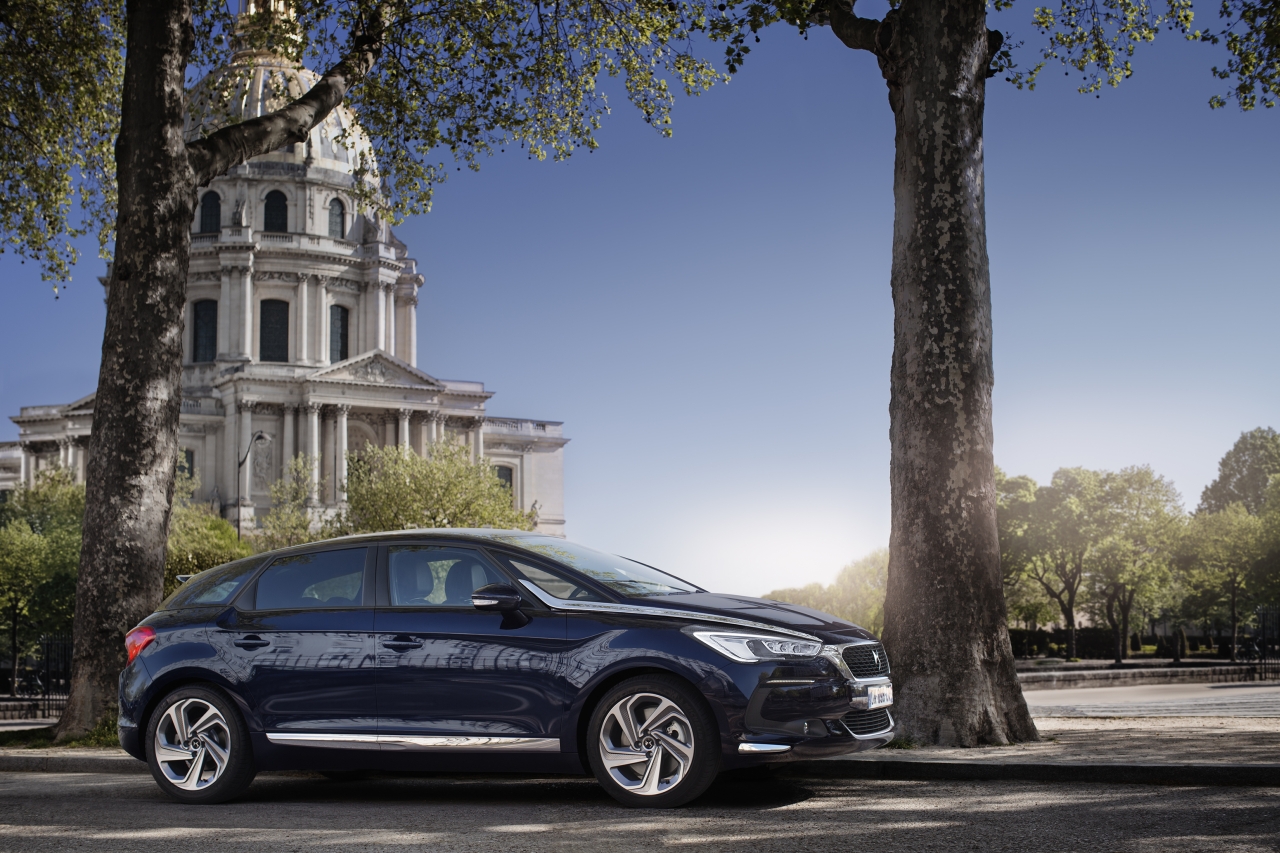 Autotest nieuwe DS5, het faceliftmodel van de Citro?n DS 5. We rijden de Fransoos met de BlueHDi 180 inclusief automaat en dat is een heerlijkheid.