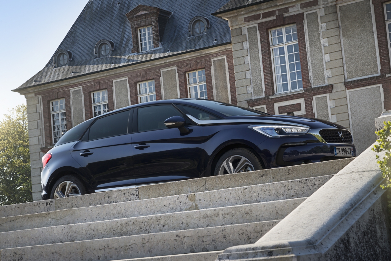 Autotest nieuwe DS5, het faceliftmodel van de Citro?n DS 5. We rijden de Fransoos met de BlueHDi 180 inclusief automaat en dat is een heerlijkheid.