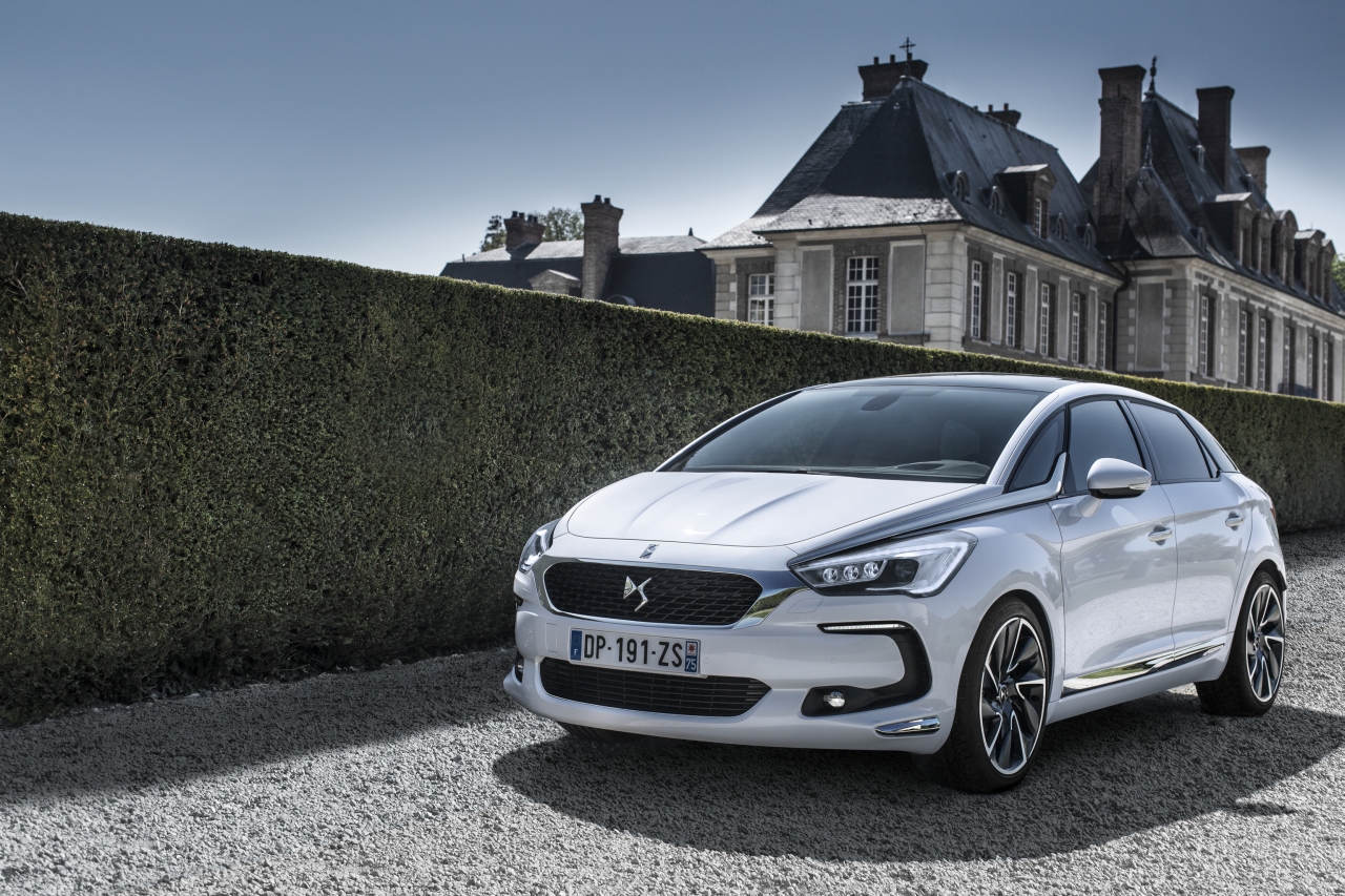 Autotest nieuwe DS5, het faceliftmodel van de Citro?n DS 5. We rijden de Fransoos met de BlueHDi 180 inclusief automaat en dat is een heerlijkheid.