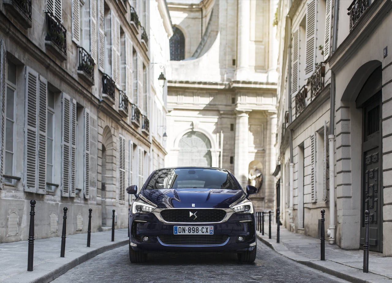 Autotest nieuwe DS5, het faceliftmodel van de Citro?n DS 5. We rijden de Fransoos met de BlueHDi 180 inclusief automaat en dat is een heerlijkheid.