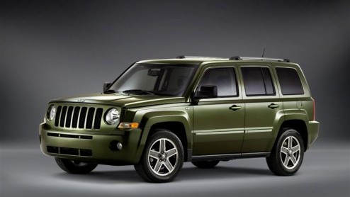 Om ons Europeanen het nog meer naar de zin te maken in een Amerikaan als de Jeep Compass en Patriot, zijn beide broers voorzien van een luxueuzer interieur en blijven rijgeluiden nu beter buiten de de